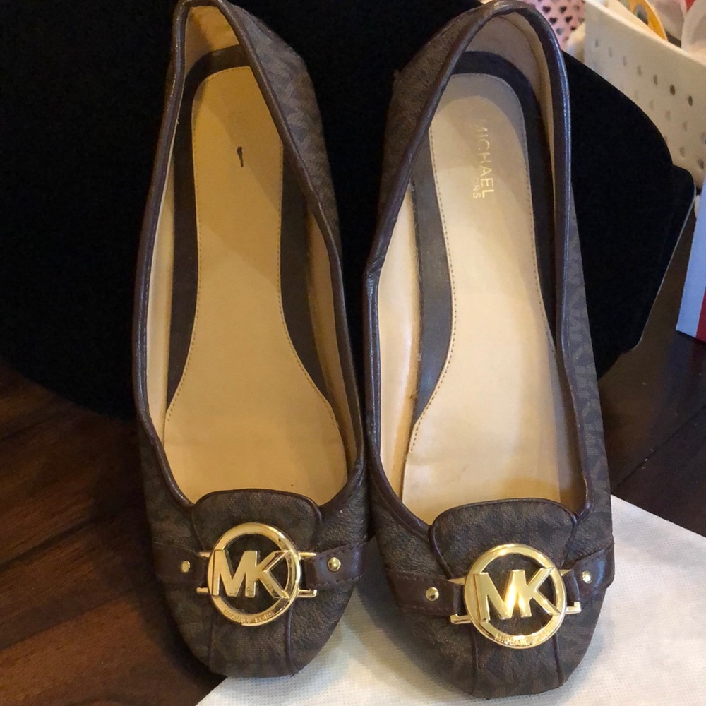 Michael MK logo on pebbled pleather cushy insole rubber sole gold buckle flats